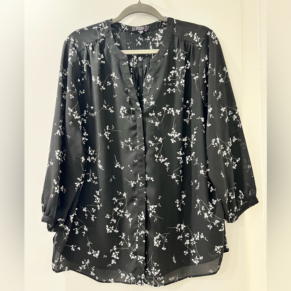 Ships 4 Free! NYDJ black and white floral print floral print blouse. EUC. sz L